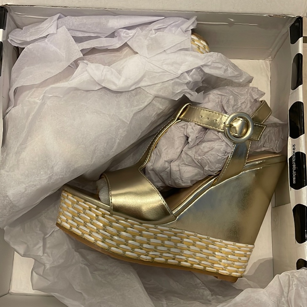 Beautiful golden platforms used only once for 2 hours.